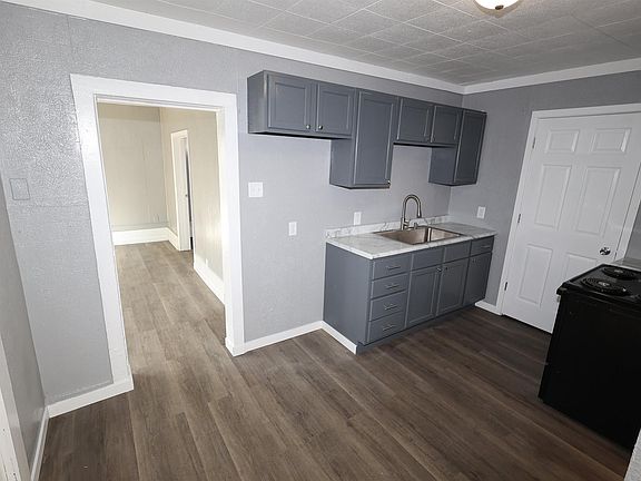 3rd image of 916 Pearl St