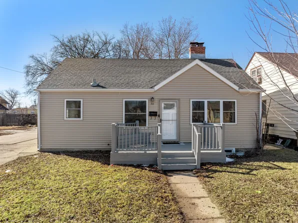 711 8th St NW, Minot, ND 58703