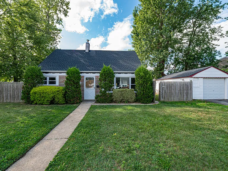 2528 Marshall Ave — Photo 1