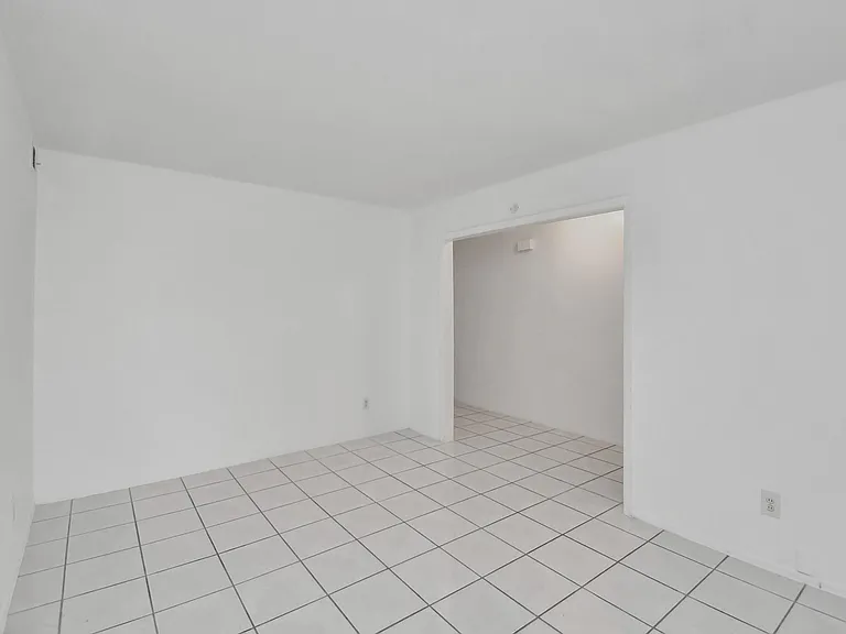 530 Westshire Dr — Photo 26