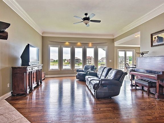 SOARING CEILINGS W/LAKEVIEWS