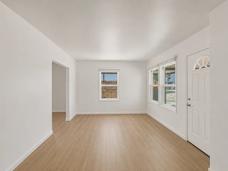 1005 E Mariposa St #MAIN HOUSE — Photo 7