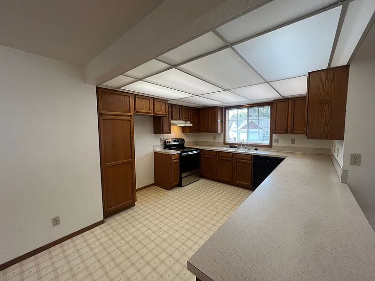 2220 NW Cabrillo Ct — Photo 3