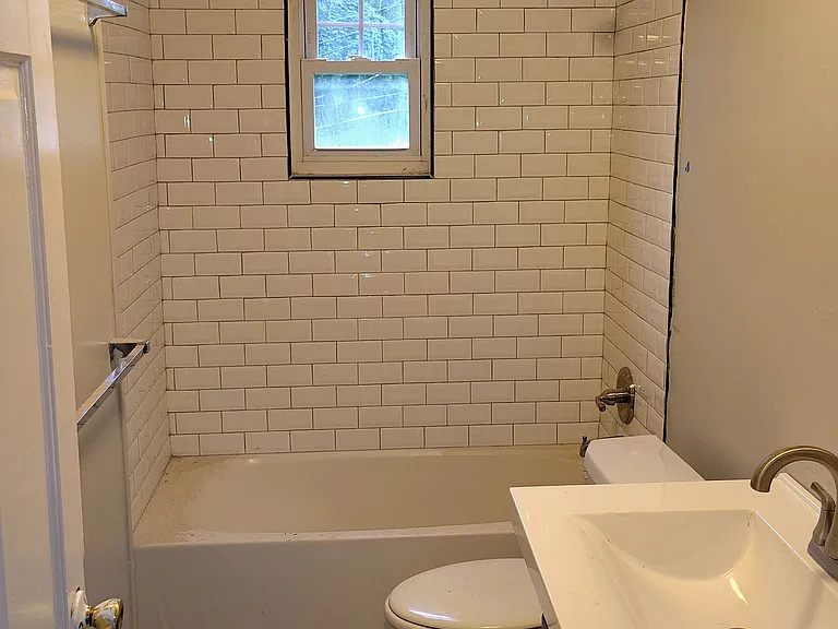 2028 Saxton Ave — Photo 5