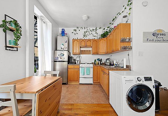 5th image of 201 E 82nd St APT 4e
