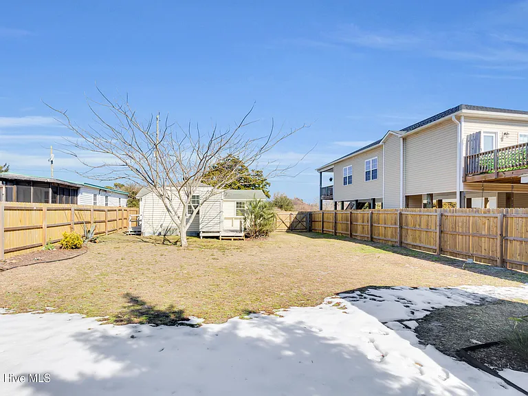 2107 Bay St — Photo 19