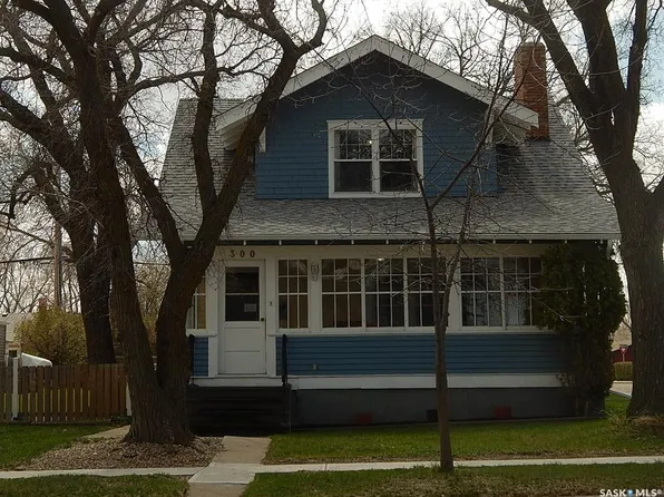 300 4TH AVENUE E, Assiniboia, SK S0H 0B0