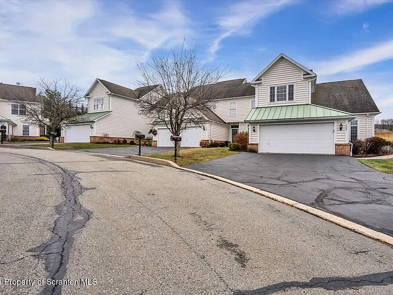 1404 Verne Close — Photo 32