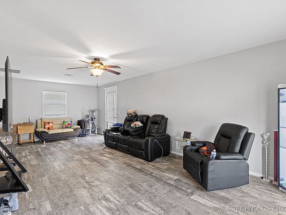 4th image of 805 W Bryan Ave
