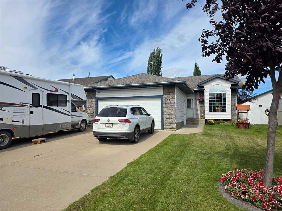 1st image of 37 S Pinnacle Cres