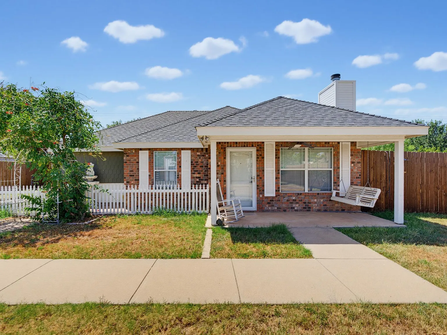 2 bed, 900 sqft, $1,900 — Photo 3