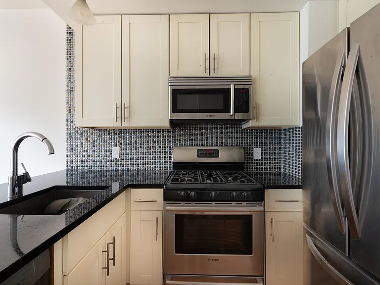 208 Grand St #3B — Photo 4