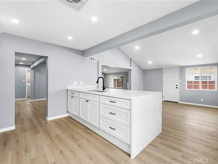 5651 Radford Ave — Photo 14