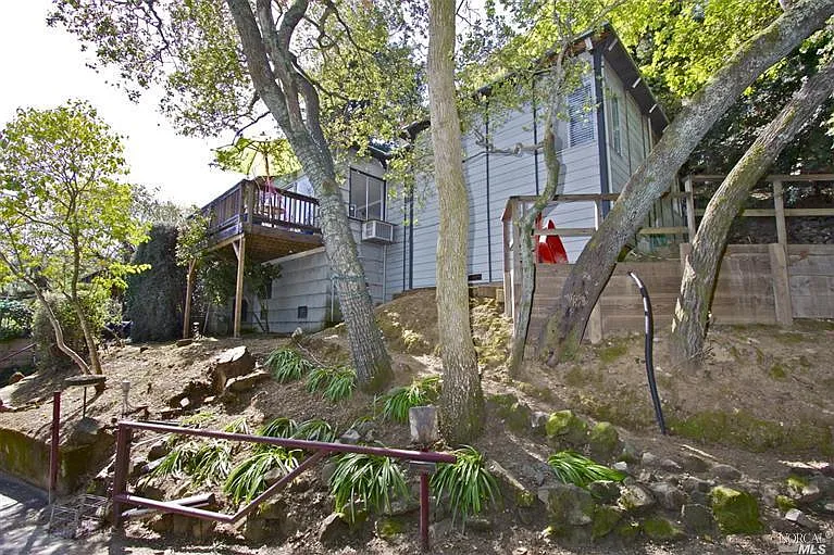47 Roberts Ave photo 1