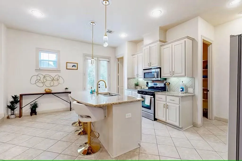 3 bed, 3.5 bath, 2886 sqft, $3,750 — Photo 4