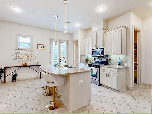 4th image of 404 W 16th St