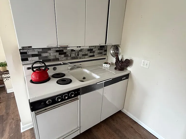 1052 W Main St #8 — Photo 5
