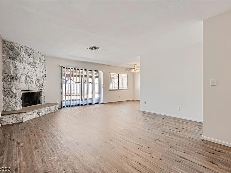 2422 La Luna Dr — Photo 4
