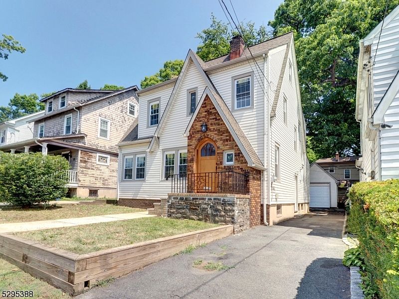 1st image of 51 Woodbine Ave