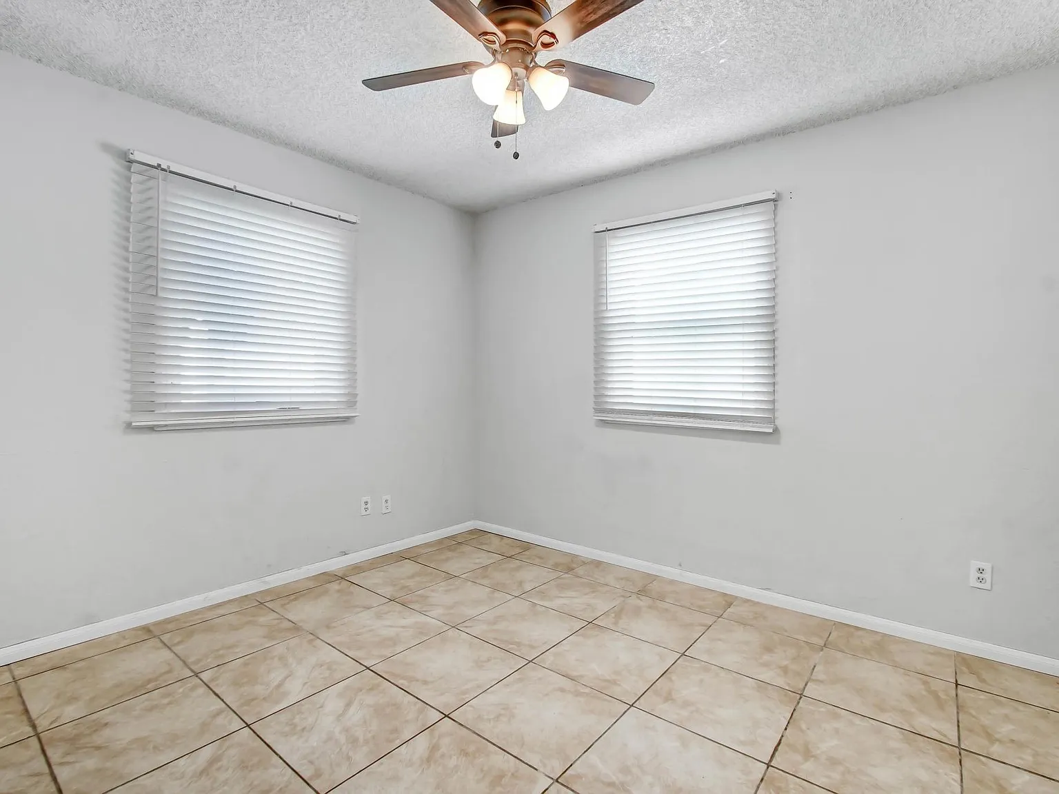 25620 Lane St — Photo 4