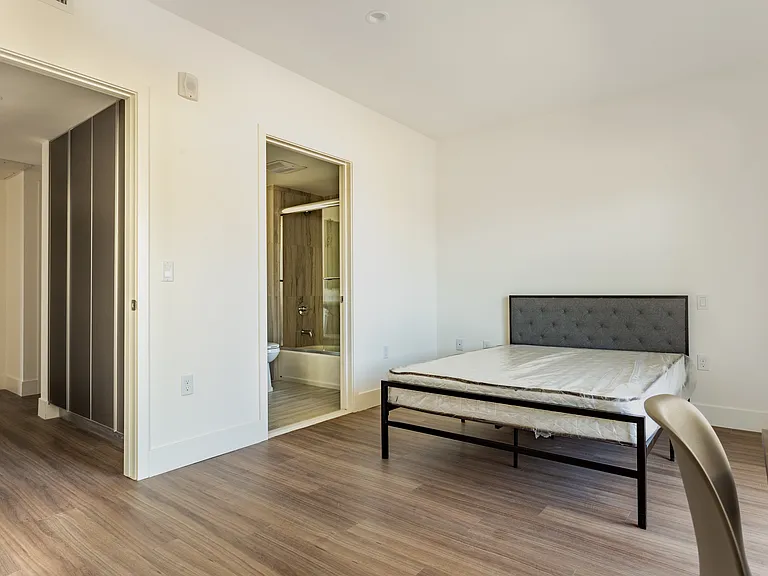 1450 S Barrington Ave — Photo 18