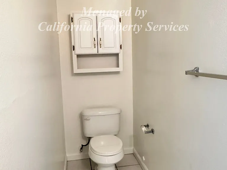 188 N Elm St #2B — Photo 5