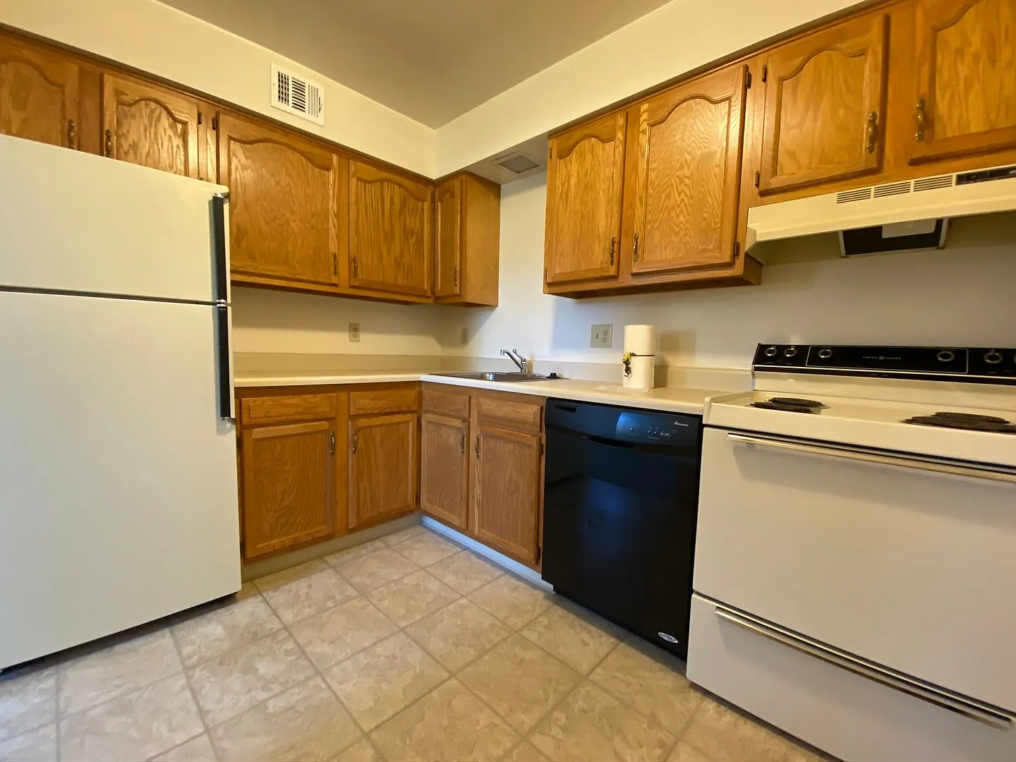 North Hills 2 BR Apartment! Perfect Location - Close to Parks, Schools & Entertainment! — Photo 2