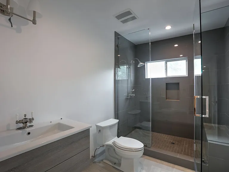 1105 Alta Loma Rd — Photo 10