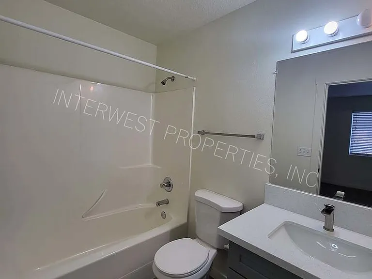 520 NE 128th Ave — Photo 26