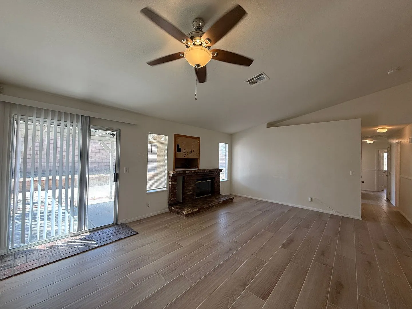 Palmdale 4 Bedroom + 2 Bath Now Available!! — Photo 3