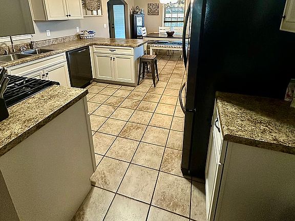 2nd image of 202 Violet Ln
