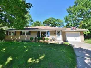 812 Oak Ridge Dr, Waukesha, WI 53188