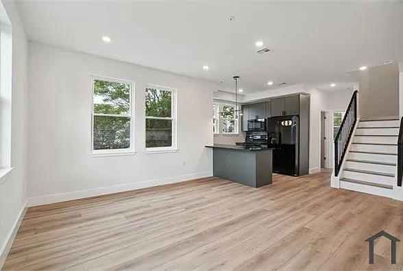 3 bed, 1250 sqft, $1,800 — Photo 2