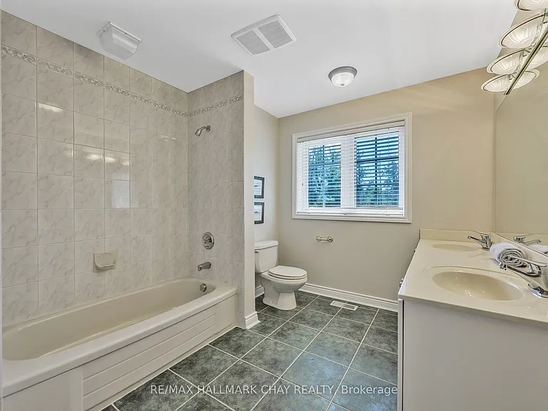 2653 Leonard St — Photo 32