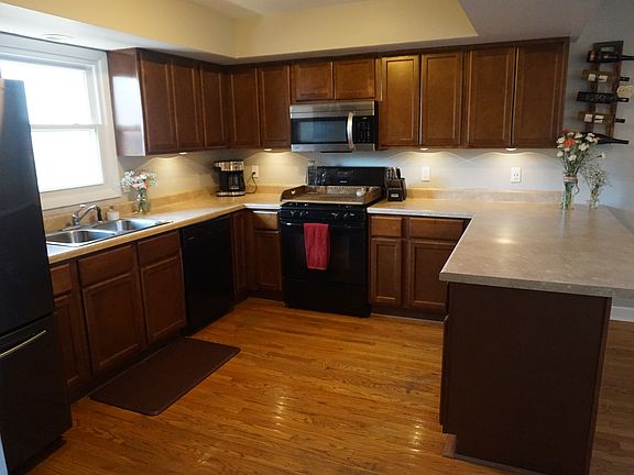 4th image of 301 Yolane Dr