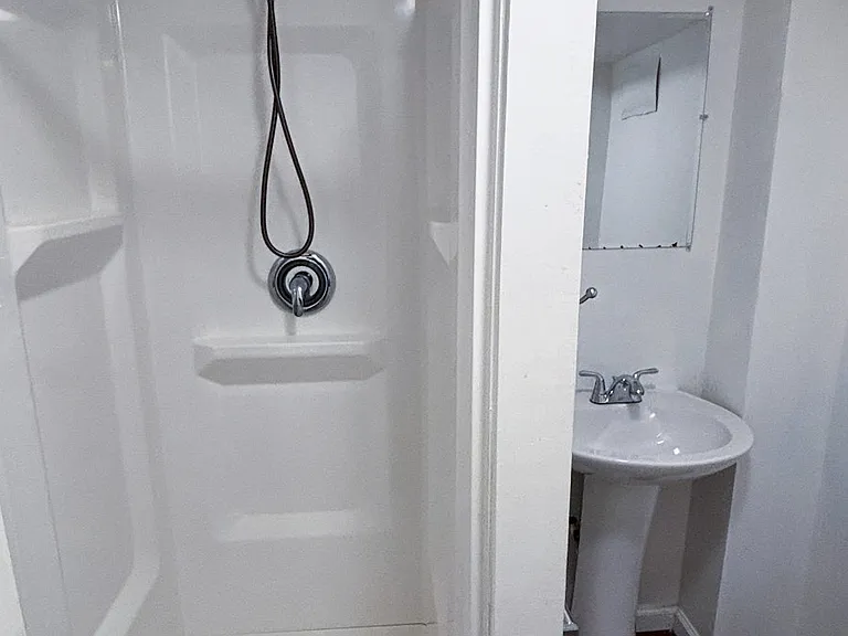 Bathroom (sink)