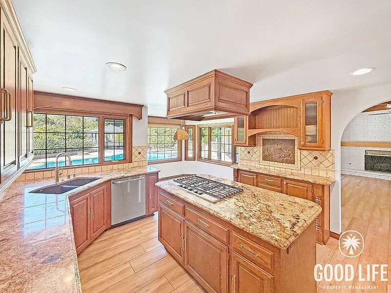 5 bed, 5.5 bath, 3479 sqft, $6,750 — Photo 4