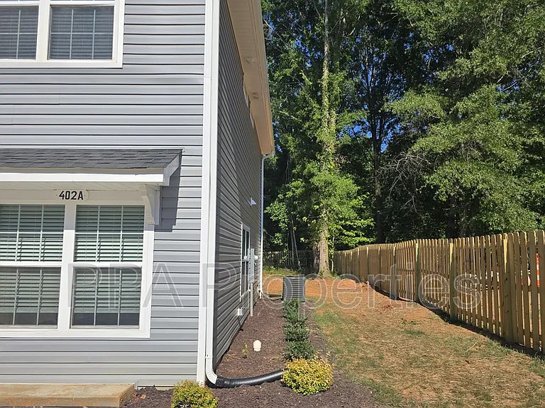 402 Giles St — Photo 35