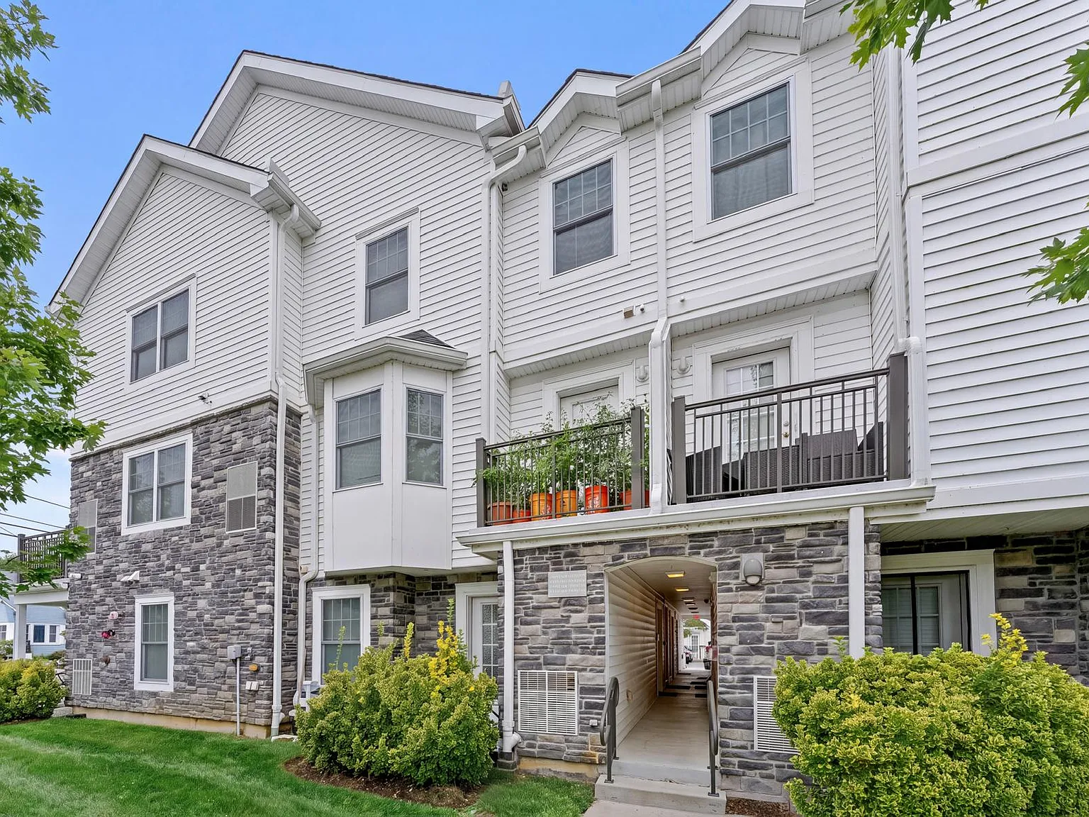 2 bed, 2.5 bath, 1376 sqft, $3,000 — Photo 1