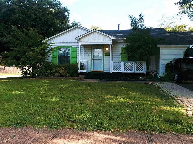 1st image of 300 W Avenue G