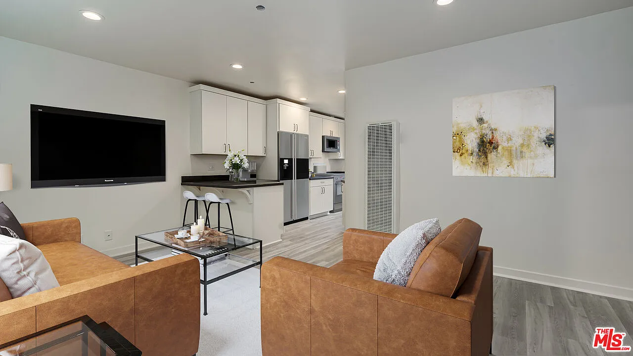 3 bed, 1.0 bath, 1100 sqft, $4,444 — Photo 2