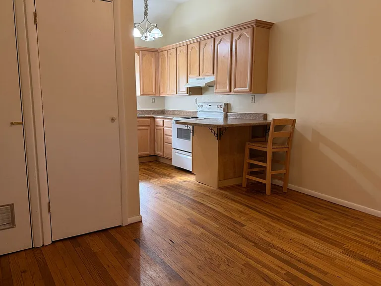 648 E 2nd St — Photo 5