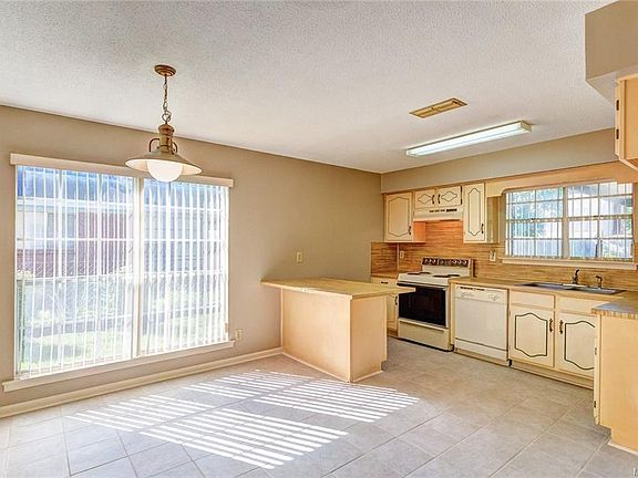 4th image of 5732 Hyde Park Dr