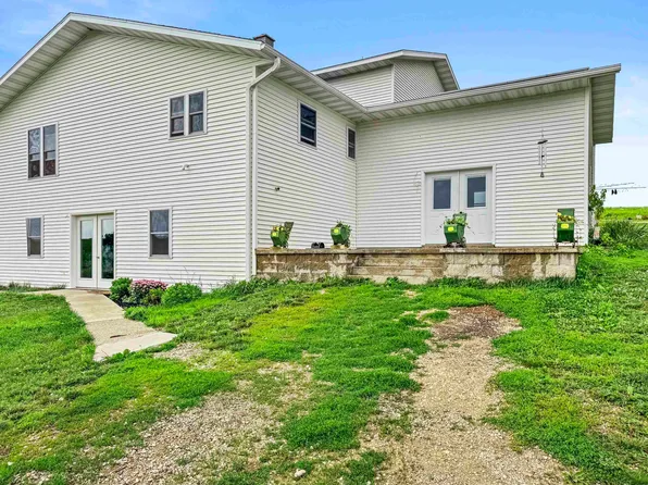 1128 Makee Dr, Waukon, IA 52172