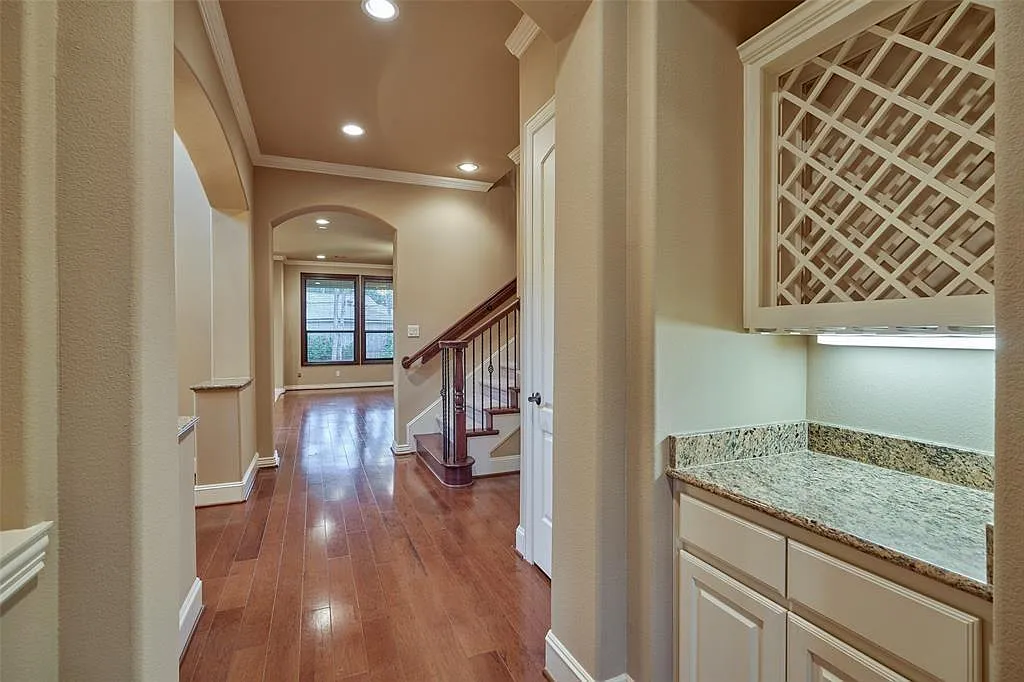 5 bed, 4.5 bath, 3972 sqft, $4,695 — Photo 4