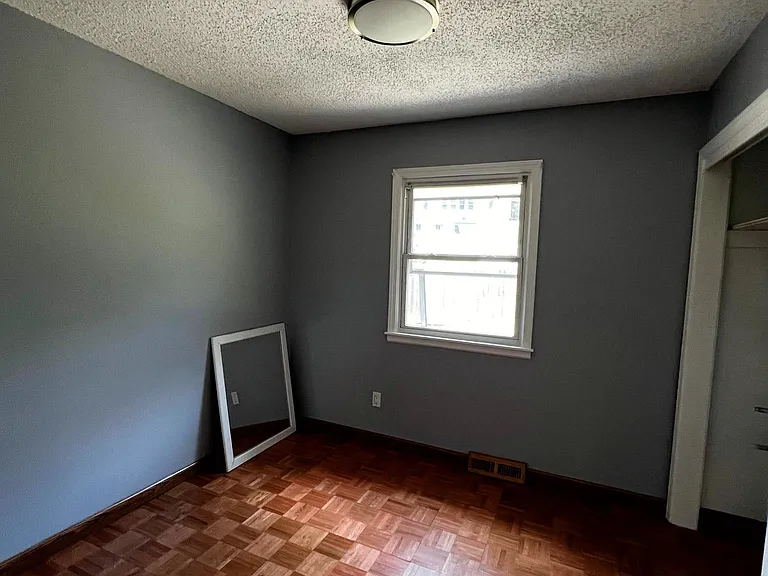 middle bedroom