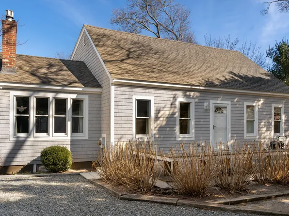 2 Upper Douglas Ln, Oak Bluffs, MA 02557