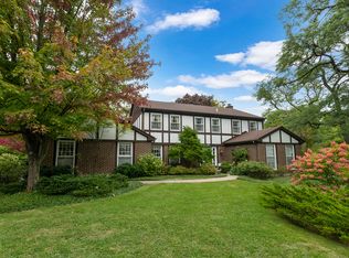 472 E Westleigh Rd, Lake Forest, IL 60045