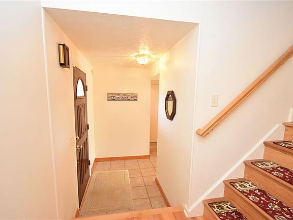 3rd image of 208 Hilltop Ln
