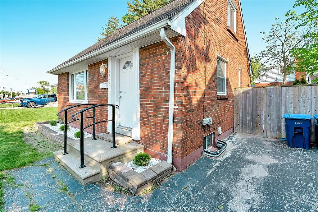 3 bed, $2,100 — Photo 2